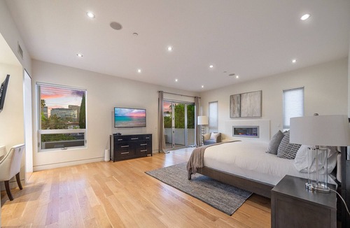Beverly Grove Villa | 5 Bedroom Villa #D Located in the exciting Grove area of Los Angeles