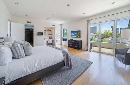 Beverly Grove Villa | 5 Bedroom Villa #D Located in the exciting Grove area of Los Angeles