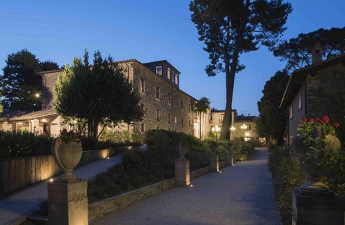 San Severino Marche Villa | 8000 m² Villa ∙ 16 bedrooms ∙ 48 guests