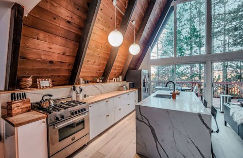 Blue Jay Cabin | A-Frame - 4 Bedroom + Loft Game Room Lake Access Fenced Yard AC