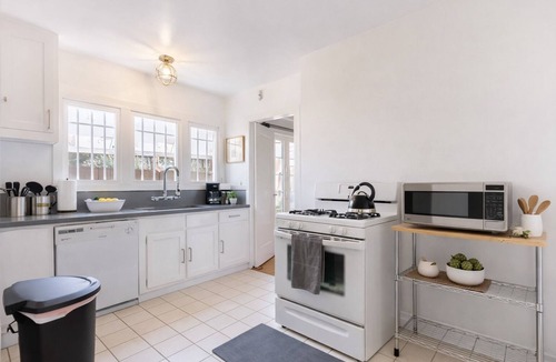 Mid-Wilshire House | A stylish Los Angeles home in a quiet neighborhood, minutes from museums, dining, Downtown, and Hollywood—perfect for comfort, convenience, and city exploring.