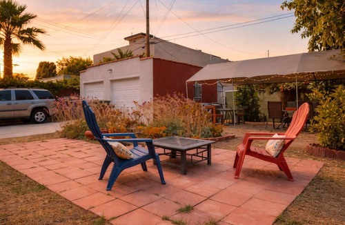 Mid-Wilshire House | A stylish Los Angeles home in a quiet neighborhood, minutes from museums, dining, Downtown, and Hollywood—perfect for comfort, convenience, and city exploring.