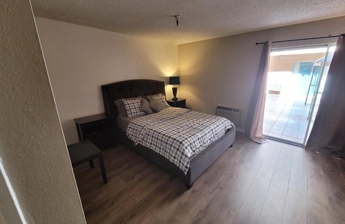 Pico - Robertson Hotel | (A17) Lovely Queen Bed Hotel Style