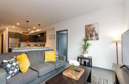 Little Tokyo Apartment | Adorable 2bed Apt with balcony & Rooftop Pool with stunning city skyline vi