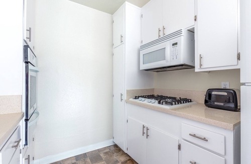 Sawtelle Apartment | Airy Brentwood 2BR, walk to Shops & Bars, by Blueground