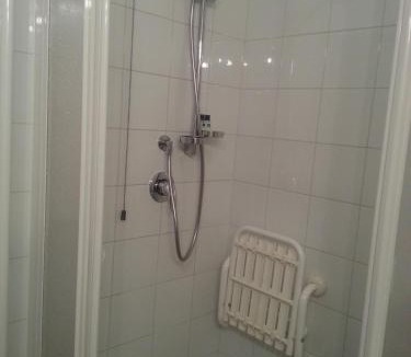 Varano de' Melegari Hotel | Albergo Della Roccia