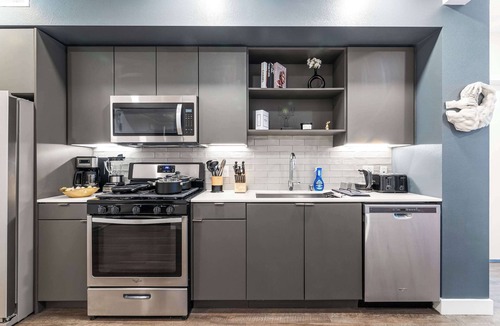 Los Angeles Bed & Breakfast | Alex 2BD Haven in Hollywood!Free parking and pool!
