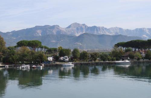 Bocca di Magra-La Ferrara Apartment | Alla Foce del Magra - sul fiume vicino al mare e alle Cinque Terre con posto barca