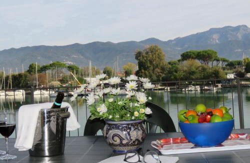 Bocca di Magra-La Ferrara Apartment | Alla Foce del Magra - sul fiume vicino al mare e alle Cinque Terre con posto barca