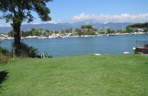 Bocca di Magra-La Ferrara Apartment | Alla Foce del Magra - sul fiume vicino al mare e alle Cinque Terre con posto barca