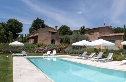 Foiano della Chiana Villa | Amazing Countryside Villa With Light Blue Pool