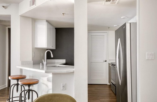 Studio City Apartment | Amazing Studio City 2BR w/Pool, Gym & W/D, nr Olive Ave, by Blueground