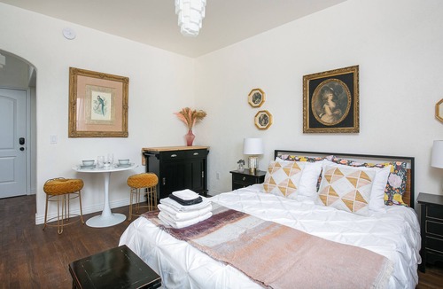 Westlake Apartment | Amazing studio with AC in vibrant Los Angeles