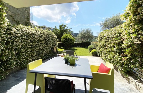 Vallebona Apartment | Ampio monolocale con rigoglioso giardino e box auto