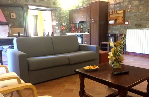 Celleno House | Antico Fienile, holiday home