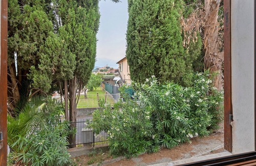 Diano Castello Apartment | Apartment '605' with Shared Garden