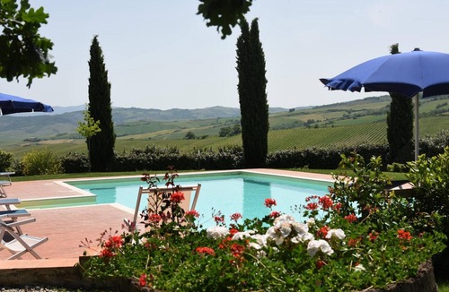 Castiglione d'Orcia Apartment | Apartment 'Azzurro La Valle Del Sole' with Mountain View and Wi-Fi