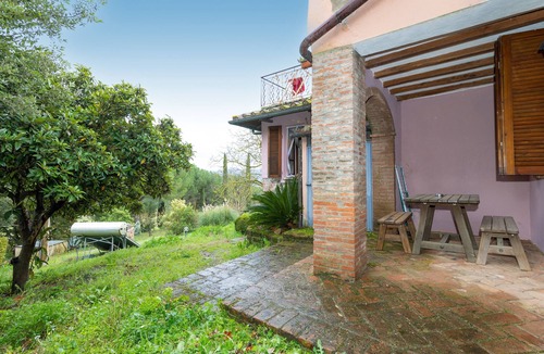 Massa Marittima Apartment | Apartment 'Andrea' with Shared Pool and Shared Garden