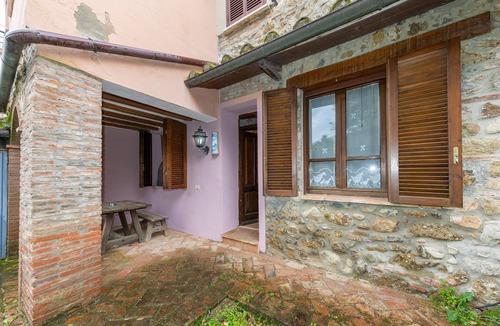 Massa Marittima Apartment | Apartment 'Andrea' with Shared Pool and Shared Garden