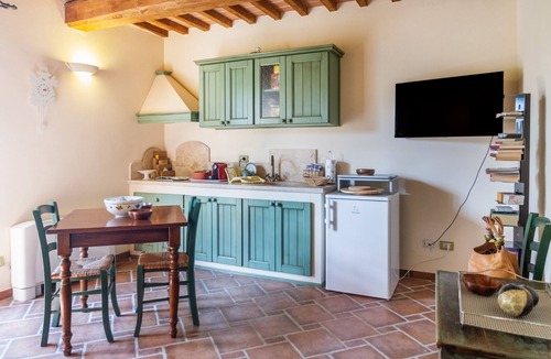 Campiglia Marittima Apartment | Apartment 'Borgo La Contessa - Caterina' with Shared Pool, Wi-Fi and Air Conditioning