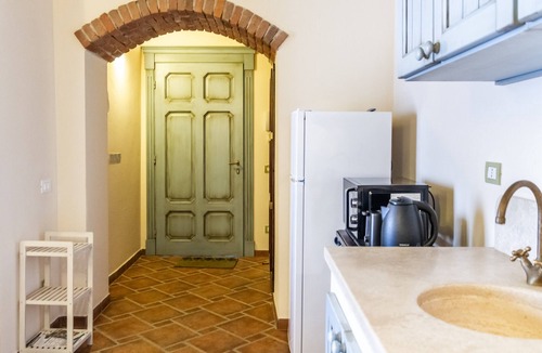 Campiglia Marittima Apartment | Apartment 'Borgo La Contessa - Leopoldo' with Shared Pool, Wi-Fi and Air Conditioning