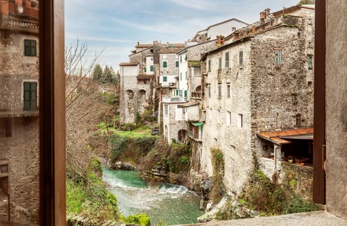 Bagnone Apartment | Apartment 'Casa Al Ponte Vecchio' with Private Terrace and Wi-Fi