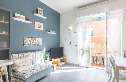 Carrara Apartment | Apartment 'Casa Vacanza In Centro A Carrara' with Balcony and Wi-Fi