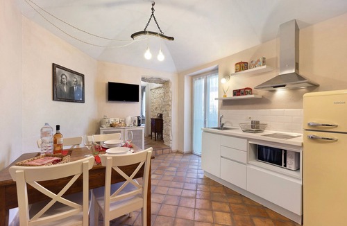 Orco Feglino Apartment | Apartment "Casa Virginia - Corbezzolo" with Shared Pool & Wi-Fi