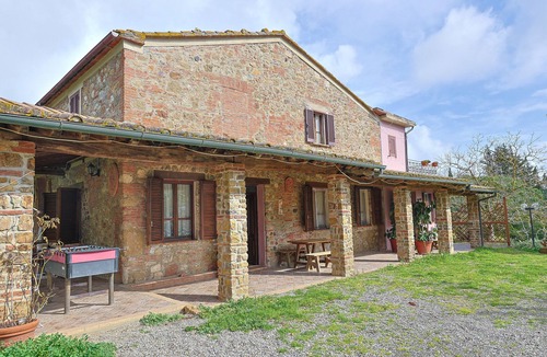 Massa Marittima Apartment | Apartment 'Cinzia' with Shared Pool and Shared Garden