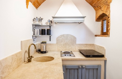 Campiglia Marittima Apartment | Apartment 'Ilaria' with Shared Pool, Wi-Fi and Air Conditioning
