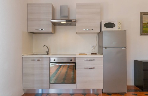 Venturina Apartment | Apartment 'I Tigli - Pervinca' with Shared Pool, Wi-Fi and Air Conditioning