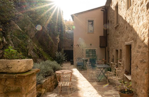 Campiglia d'Orcia Apartment | Apartment 'Il Cassero' with Shared Garden, Wi-Fi and Air Conditioning