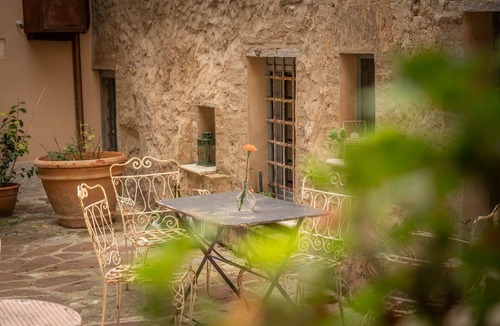 Campiglia d'Orcia Apartment | Apartment 'Il Cassero' with Shared Garden, Wi-Fi and Air Conditioning