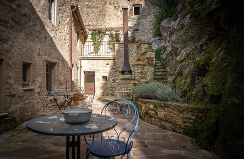 Campiglia d'Orcia Apartment | Apartment 'Il Cassero' with Shared Garden, Wi-Fi and Air Conditioning
