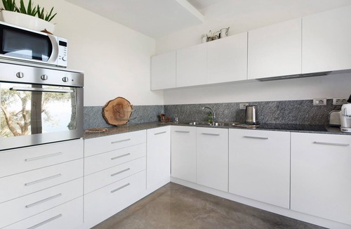Bonassola Apartment | Apartment "Il Paradiso Sul Mare" with Shared Garden and Wi-Fi
