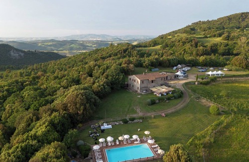 Pomarance Apartment | Apartment 'Il Trinciatoio' with Shared Pool, Private Garden and Wi-Fi