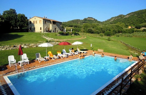 Pomarance Apartment | Apartment 'Il Trinciatoio' with Shared Pool, Private Garden and Wi-Fi