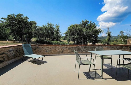 Montescudaio Apartment | Apartment in a Historic farmhouse with heated pool
