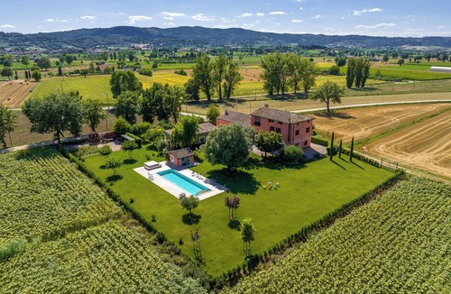 Guzman Villa | Apartment in villa with swimming pool, in the heart of Umbria
