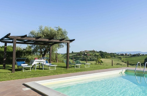 Castiglione del Lago House | Apartment in villa with private pool, hot tub, A/C, WIFI, TV, patio, pets allowed, panoramic view