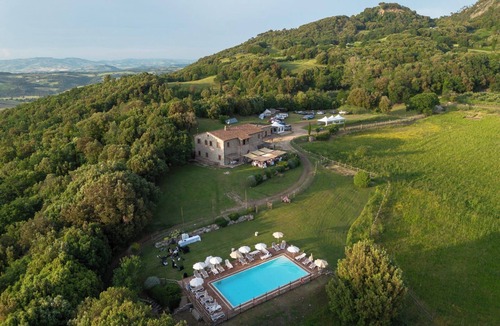Pomarance Apartment | Apartment 'La Caciaia' with Shared Pool, Private Garden and Wi-Fi