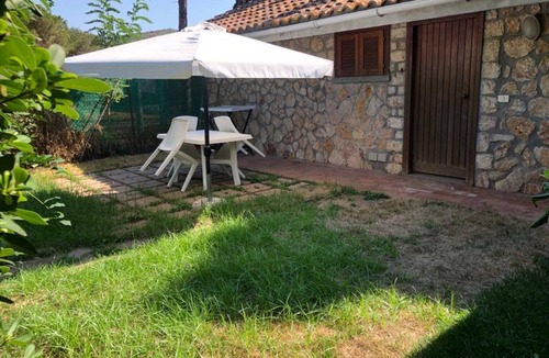 Ansedonia Apartment | Apartment 'La Capannuccia A' with Shared Garden, Wi-Fi and Air Conditioning