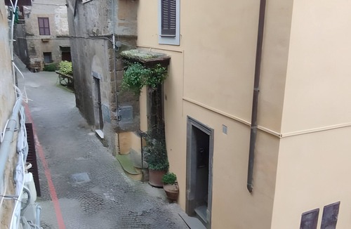 Sutri Apartment | Apartment 'La Casa Di Patty Sutri' with Wi-Fi and Air Conditioning