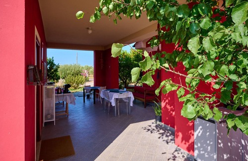 Riotorto Apartment | Apartment 'La Casa Rossa' with Shared Terrace, Wi-Fi and Air Conditioning