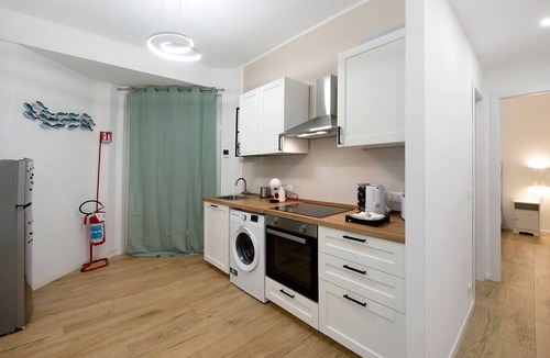 Foce Apartment | Apartment 'La Casetta Di Leo' with Balcony, Wi-Fi and Air Conditioning