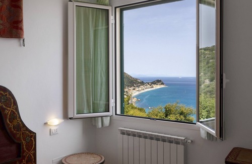 Finale Ligure Apartment | Apartment 'La Realidad 6' with Shared Pool, Wi-Fi and Air Conditioning