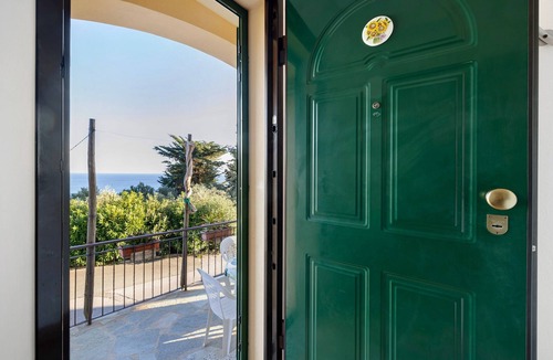 Finale Ligure Apartment | Apartment 'La Realidad 4' with Shared Pool, Wi-Fi and Air Conditioning