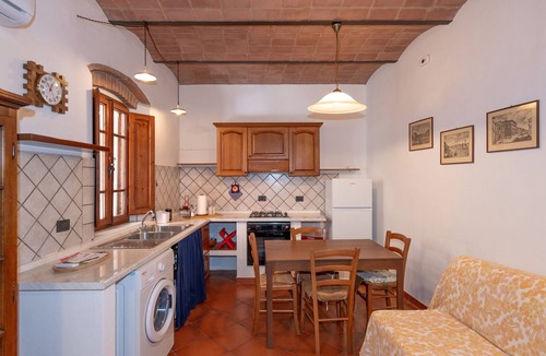 Suvereto Apartment | Apartment 'Leonardo' with Private Terrace, Wi-Fi and Air Conditioning