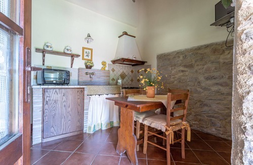 Magliano in Toscana Apartment | Apartment Olivo with Terrace, Shared Pool & Wi-Fi