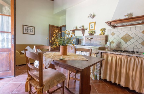 Magliano in Toscana Apartment | Apartment Olivo with Terrace, Shared Pool & Wi-Fi